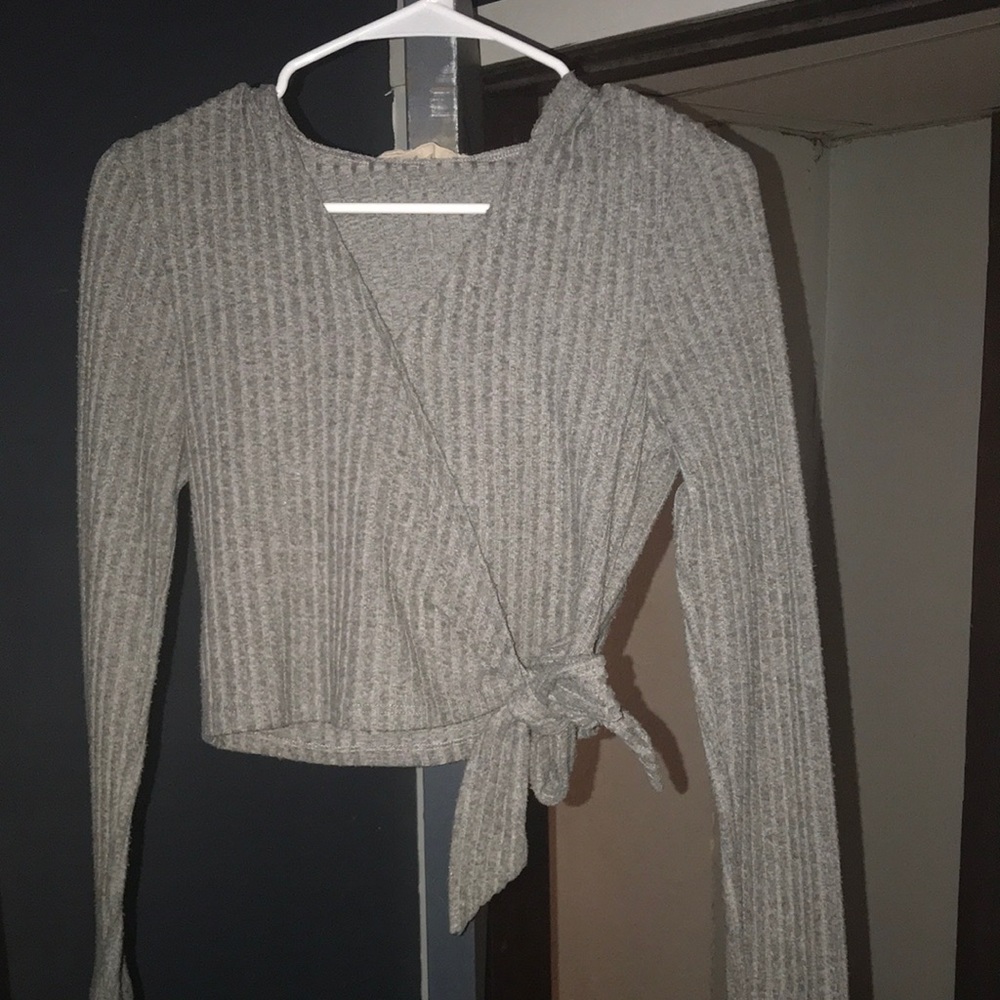 Cropped knitted sweater with hood a tie.